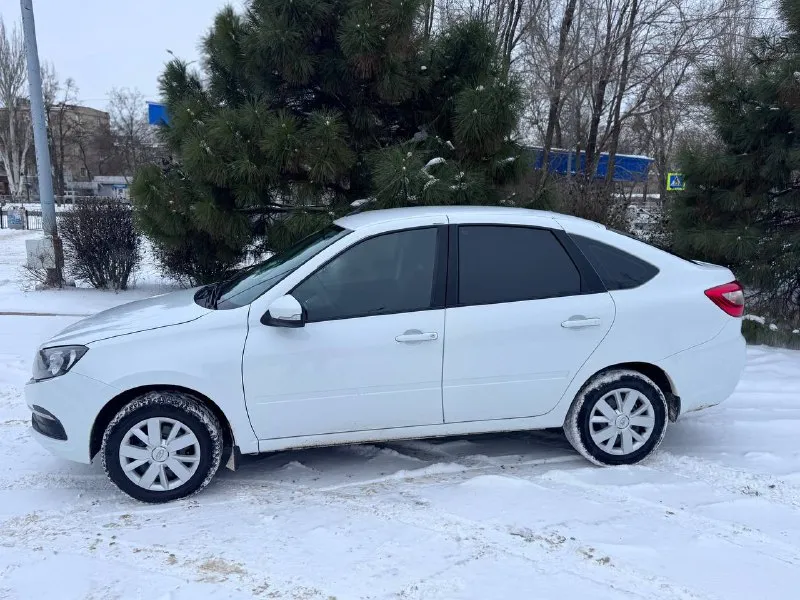 Ваз гранта 2024 лифтбэк. один хозяин, 1.6, пробег 25 т км хорошая комплектация: - кондиционер - abs - электроусилитель руля - подогрев сидений - камера заднего вида - мультимедия - сигнализация с автозапуском - 2 комплекта дисков с резиной авто только после то, все чеки на руках, два ключа. вся целая цена 890 т рублей, маленький торг донецк +79493145500 📞 звоните: +7(949)3145500 - фотография - 7