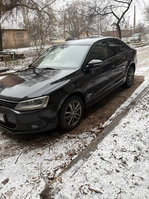Продам volkswagen jetta 2012 года, 1.6 бензин, мкпп масло поменял 1,5 тыс км назад, мотор масло не ест кпп в полном порядке ходовая часть идеал пробег 260 тыс так как авто не новое, на нем конечно же присутствуют следы, коцки и царапки из вложений, необходимо сделать правый порог, так как был погнут, об бордюр цена 800 торг +79493175329 на этом же номере телеграмм осмотр горловка донецк. 📞 звоните: +7(949)3175329 - фотография - 4