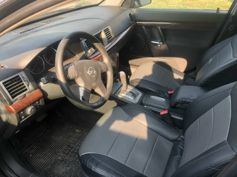 Продам opel вектра с 2003 год выпуска, двигатель 2.2 бензин(без тнвд)коробка автомат, работает идеально, стоит хорошая резина, гур, бензонасос, датчик давления топлива и переднюю ступицу поменяли неделю назад, по электрике ошибок нет, машина без гнили и дыр, но есть моменты по лкп, по документам чистая, подогревы сидений работают, из минусов надо поменять патрубок гур и стабилизатор(уже куплен), цена 360000 рублей, возможен обмне на автомобиль под разбор с проблемными документами с вашей доплатой или несколько автомобилей под разбор( ваз не предлогать)макеевка +79494500470 андрей 📞 звоните: +7(949)4500470 - фотография - 3