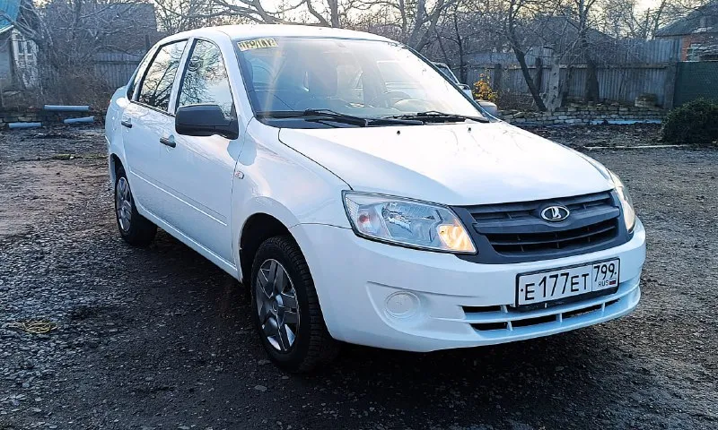 Продам ваз гранта 2018-й год 93 т. км. пробег родной. вложений не требует никаких, от слова совсем. двигатель 1,6 8-ми клоп. 87 л. с. коробка на тросах, абс, подушка безопасности, атермальное остекление. резина зима. обслужена полностью: грм, ролики, свечи, броне провода, масла фильтра. ходовая работает хорошо. кузов без недочётов. в общем сел и поехал. цена 560 000 рублей, естественно торг присутствует г. снежное. подробности по +7949-438-16-57 📲 tg: @yakovlevpavel1982 📞 звоните: +7(949)4381657 - фотография - 2