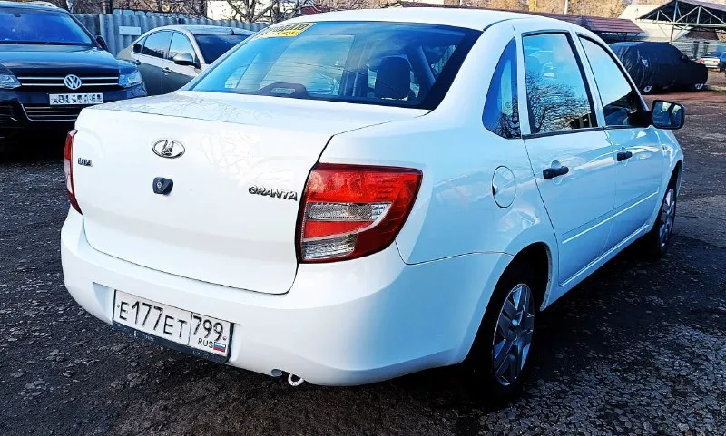 Продам ваз гранта 2018-й год 93 т. км. пробег родной. вложений не требует никаких, от слова совсем. двигатель 1,6 8-ми клоп. 87 л. с. коробка на тросах, абс, подушка безопасности, атермальное остекление. резина зима. обслужена полностью: грм, ролики, свечи, броне провода, масла фильтра. ходовая работает хорошо. кузов без недочётов. в общем сел и поехал. цена 560 000 рублей, естественно торг присутствует г. снежное. подробности по +7949-438-16-57 📲 tg: @yakovlevpavel1982 📞 звоните: +7(949)4381657 - фотография - 3