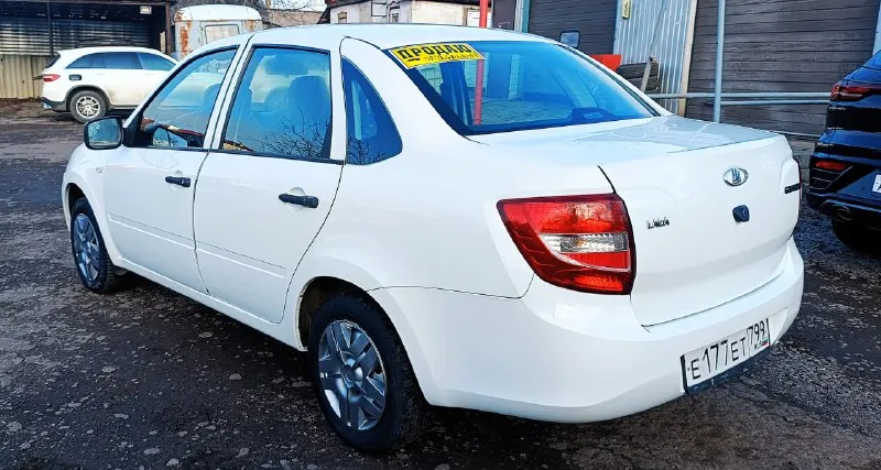 Продам ваз гранта 2018-й год 93 т. км. пробег родной. вложений не требует никаких, от слова совсем. двигатель 1,6 8-ми клоп. 87 л. с. коробка на тросах, абс, подушка безопасности, атермальное остекление. резина зима. обслужена полностью: грм, ролики, свечи, броне провода, масла фильтра. ходовая работает хорошо. кузов без недочётов. в общем сел и поехал. цена 560 000 рублей, естественно торг присутствует г. снежное. подробности по +7949-438-16-57 📲 tg: @yakovlevpavel1982 📞 звоните: +7(949)4381657 - фотография - 4