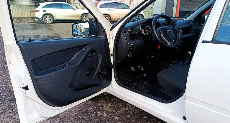 Продам ваз гранта 2018-й год 93 т. км. пробег родной. вложений не требует никаких, от слова совсем. двигатель 1,6 8-ми клоп. 87 л. с. коробка на тросах, абс, подушка безопасности, атермальное остекление. резина зима. обслужена полностью: грм, ролики, свечи, броне провода, масла фильтра. ходовая работает хорошо. кузов без недочётов. в общем сел и поехал. цена 560 000 рублей, естественно торг присутствует г. снежное. подробности по +7949-438-16-57 📲 tg: @yakovlevpavel1982 📞 звоните: +7(949)4381657 - фотография - 5