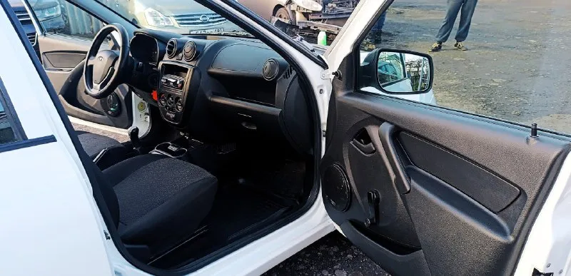 Продам ваз гранта 2018-й год 93 т. км. пробег родной. вложений не требует никаких, от слова совсем. двигатель 1,6 8-ми клоп. 87 л. с. коробка на тросах, абс, подушка безопасности, атермальное остекление. резина зима. обслужена полностью: грм, ролики, свечи, броне провода, масла фильтра. ходовая работает хорошо. кузов без недочётов. в общем сел и поехал. цена 560 000 рублей, естественно торг присутствует г. снежное. подробности по +7949-438-16-57 📲 tg: @yakovlevpavel1982 📞 звоните: +7(949)4381657 - фотография - 7