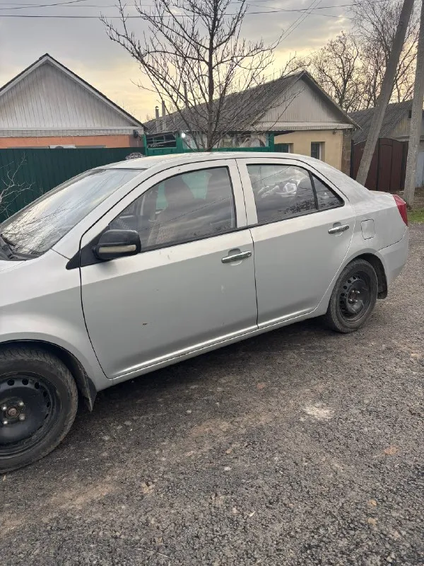 Продаю geely mk 2010 год, 1,6 мотор, пробег 97.000 км продаю свой авто, птс оригинал, машина была у отца, теперь у меня, продаю в связи с покупкой более нового авто, не битая, но, как зачастую бывает, есть по лкп моменты, на езду не влияют, гнили нет! все на фото видно, хороший торг на это! луганск, южные квартала! звоните или пишите, все расскажем и покажем. машина хорошая рабочая лошадка, не подводила, все расходники во время менялись, стоит уже зимняя резина! +79591416993 владимир цена 350.000₽ торг у капота звоните все расскажем и покажем. 📞 звоните: +7(959)1416993 - фотография - 3