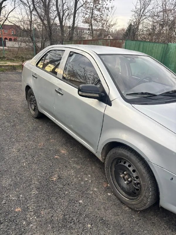 Продаю geely mk 2010 год, 1,6 мотор, пробег 97.000 км продаю свой авто, птс оригинал, машина была у отца, теперь у меня, продаю в связи с покупкой более нового авто, не битая, но, как зачастую бывает, есть по лкп моменты, на езду не влияют, гнили нет! все на фото видно, хороший торг на это! луганск, южные квартала! звоните или пишите, все расскажем и покажем. машина хорошая рабочая лошадка, не подводила, все расходники во время менялись, стоит уже зимняя резина! +79591416993 владимир цена 350.000₽ торг у капота звоните все расскажем и покажем. 📞 звоните: +7(959)1416993 - фотография - 4