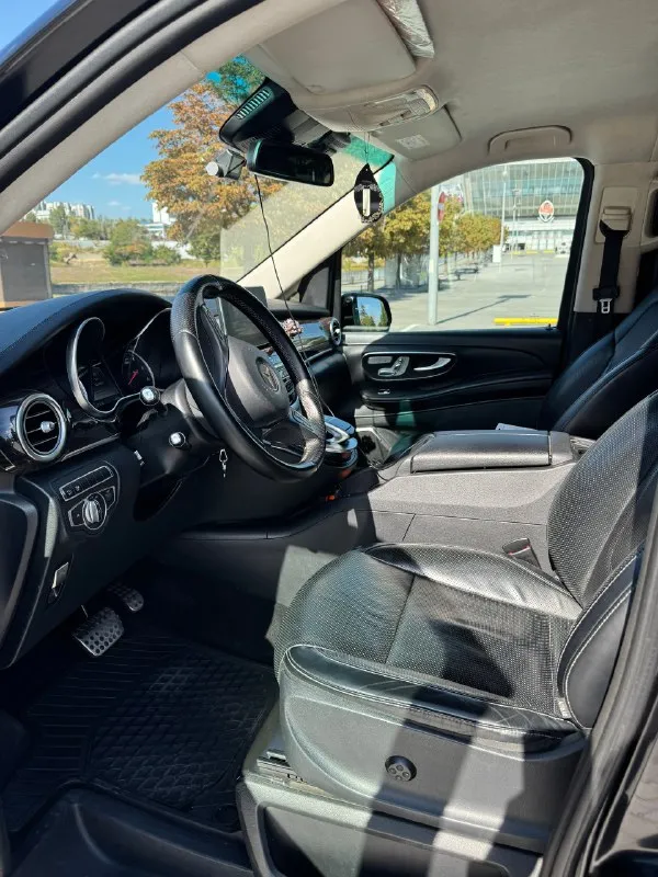 Продам mercedes v 250 d 2.1 4матіс ат (190 л. с.) 2017 год. v 250 d. 4 matic. комплектация: exclusive пробег 250000 адаптивные фары, круиз контроль, климат контроль раздельный, подогрев (вентиляция) всех сидений, холодильник, подогрев (охлаждения) подстаканников. камера 360. помощь в парковке. зимняя резина. 6 мест с водителем два ключа. семейное авто. 3900000 учёт 180. торг. обмен. +79493331997. 📞 звоните: +7(949)3331997 - фотография - 10