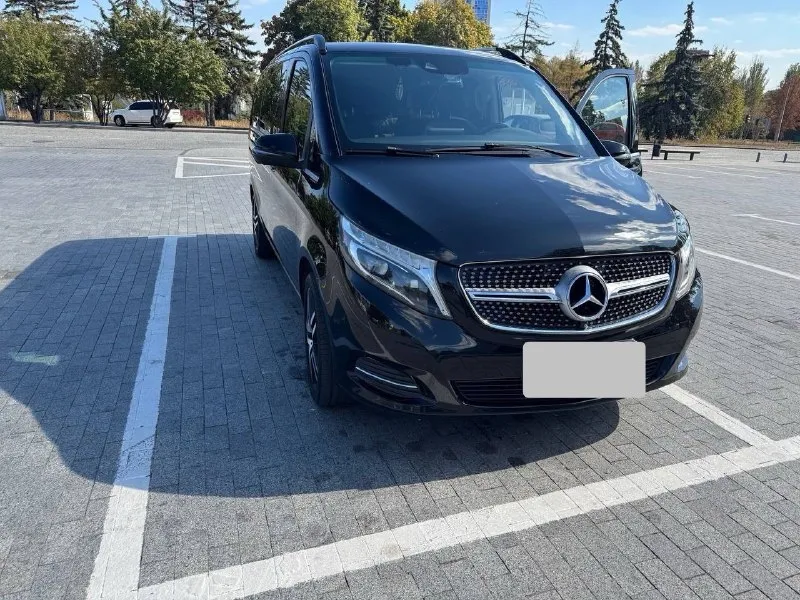Продам mercedes v 250 d 2.1 4матіс ат (190 л. с.) 2017 год. v 250 d. 4 matic. комплектация: exclusive пробег 250000 адаптивные фары, круиз контроль, климат контроль раздельный, подогрев (вентиляция) всех сидений, холодильник, подогрев (охлаждения) подстаканников. камера 360. помощь в парковке. зимняя резина. 6 мест с водителем два ключа. семейное авто. 3900000 учёт 180. торг. обмен. +79493331997. 📞 звоните: +7(949)3331997 - фотография - 2
