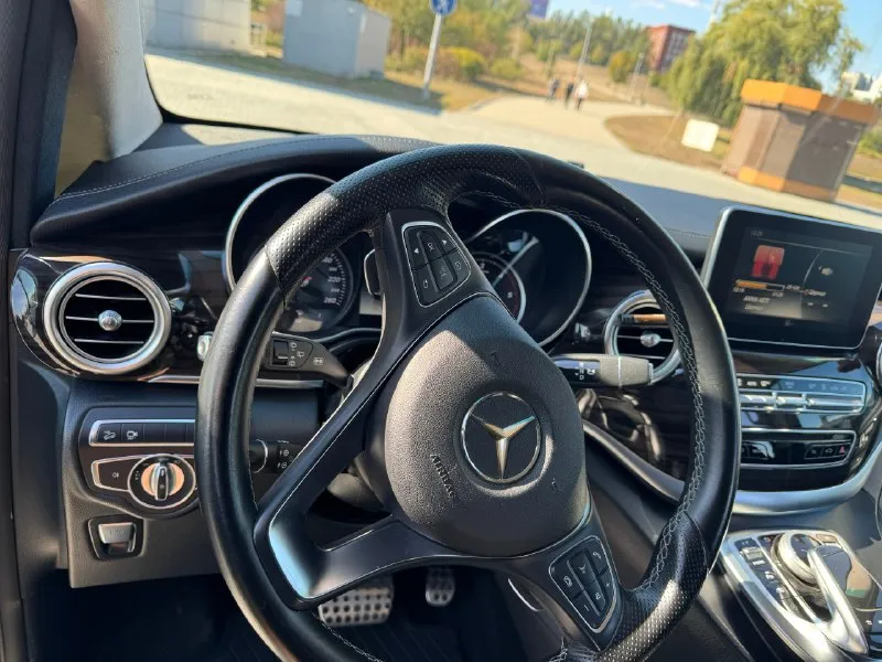 Продам mercedes v 250 d 2.1 4матіс ат (190 л. с.) 2017 год. v 250 d. 4 matic. комплектация: exclusive пробег 250000 адаптивные фары, круиз контроль, климат контроль раздельный, подогрев (вентиляция) всех сидений, холодильник, подогрев (охлаждения) подстаканников. камера 360. помощь в парковке. зимняя резина. 6 мест с водителем два ключа. семейное авто. 3900000 учёт 180. торг. обмен. +79493331997. 📞 звоните: +7(949)3331997 - фотография - 5