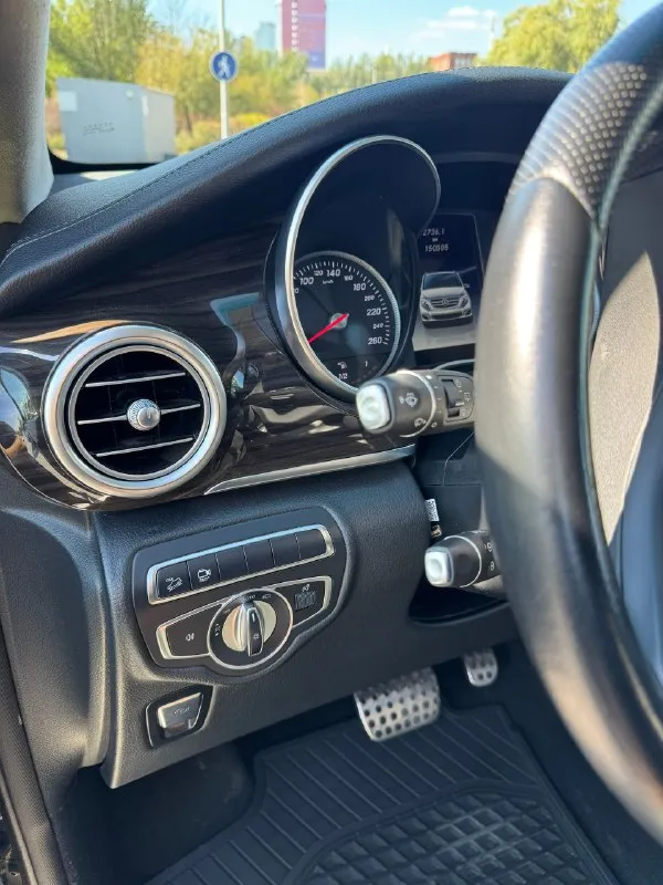 Продам mercedes v 250 d 2.1 4матіс ат (190 л. с.) 2017 год. v 250 d. 4 matic. комплектация: exclusive пробег 250000 адаптивные фары, круиз контроль, климат контроль раздельный, подогрев (вентиляция) всех сидений, холодильник, подогрев (охлаждения) подстаканников. камера 360. помощь в парковке. зимняя резина. 6 мест с водителем два ключа. семейное авто. 3900000 учёт 180. торг. обмен. +79493331997. 📞 звоните: +7(949)3331997 - фотография - 6