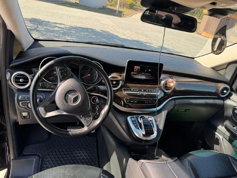 Продам mercedes v 250 d 2.1 4матіс ат (190 л. с.) 2017 год. v 250 d. 4 matic. комплектация: exclusive пробег 250000 адаптивные фары, круиз контроль, климат контроль раздельный, подогрев (вентиляция) всех сидений, холодильник, подогрев (охлаждения) подстаканников. камера 360. помощь в парковке. зимняя резина. 6 мест с водителем два ключа. семейное авто. 3900000 учёт 180. торг. обмен. +79493331997. 📞 звоните: +7(949)3331997 - фотография - 9