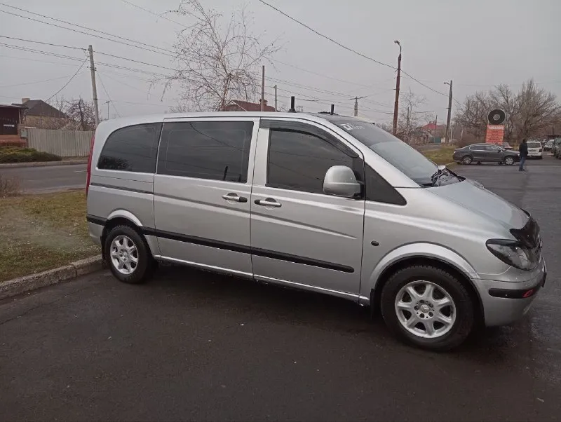 Продается mercedes vito 2004 года⚠ ✅ отличный автомобиль в хорошем состоянии: - двигатель: 2.2 турбо дизель - коробка автомат - все работает исправно. 🚐 просторный салон, идеален для семейных поездок или бизнеса. много места для пассажиров и багажа. 🔧 вложений не требует, все технические обслуживания выполнены российский учёт, документы чистые 💸цена: 1.200🍋 без торга 🇷🇺донецк звонить +79495109264. 📞 звоните: +7(949)5109264 - фотография - 2