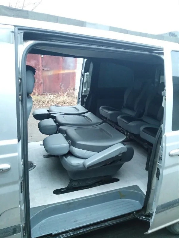 Продается mercedes vito 2004 года⚠ ✅ отличный автомобиль в хорошем состоянии: - двигатель: 2.2 турбо дизель - коробка автомат - все работает исправно. 🚐 просторный салон, идеален для семейных поездок или бизнеса. много места для пассажиров и багажа. 🔧 вложений не требует, все технические обслуживания выполнены российский учёт, документы чистые 💸цена: 1.200🍋 без торга 🇷🇺донецк звонить +79495109264. 📞 звоните: +7(949)5109264 - фотография - 5