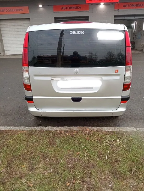 Продается mercedes vito 2004 года⚠ ✅ отличный автомобиль в хорошем состоянии: - двигатель: 2.2 турбо дизель - коробка автомат - все работает исправно. 🚐 просторный салон, идеален для семейных поездок или бизнеса. много места для пассажиров и багажа. 🔧 вложений не требует, все технические обслуживания выполнены российский учёт, документы чистые 💸цена: 1.200🍋 без торга 🇷🇺донецк звонить +79495109264. 📞 звоните: +7(949)5109264 - фотография - 7