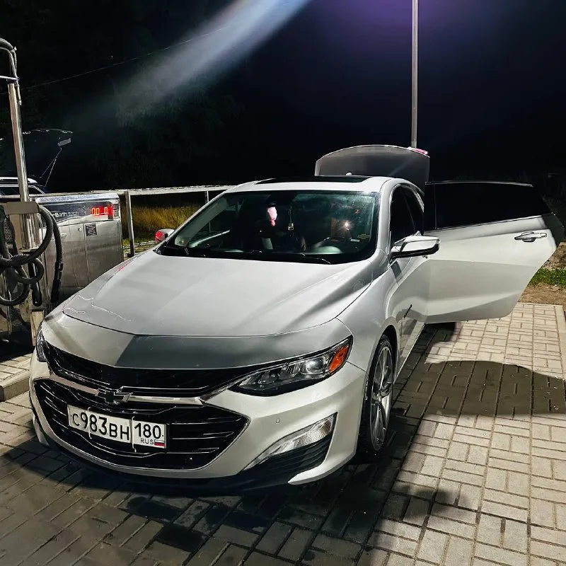 Chevrolet malibu (2020) premier. 2t ( 251л. с). собственник, не перекуп. владею автомобилем уже два года. машина полностью обслужена, родной пробег 188.000 км. замена масел/фильтров каждые 5-6 тысяч км. максимальная комплектация: - кожаный салон - камера заднего вида - датчик света - датчик дождя - парктроники - сенсорный дисплей ( carplay / android auto ) - подогрев передних / задних сидений - подогрев руля - панорама ( электр. ) любые проверки за ваш счет. территориально: г. макеевка +79528177321 ( telegram / what’s app ) цена: 2.300.000 руб. 📞 звоните: +7(952)8177321 - фотография - 2