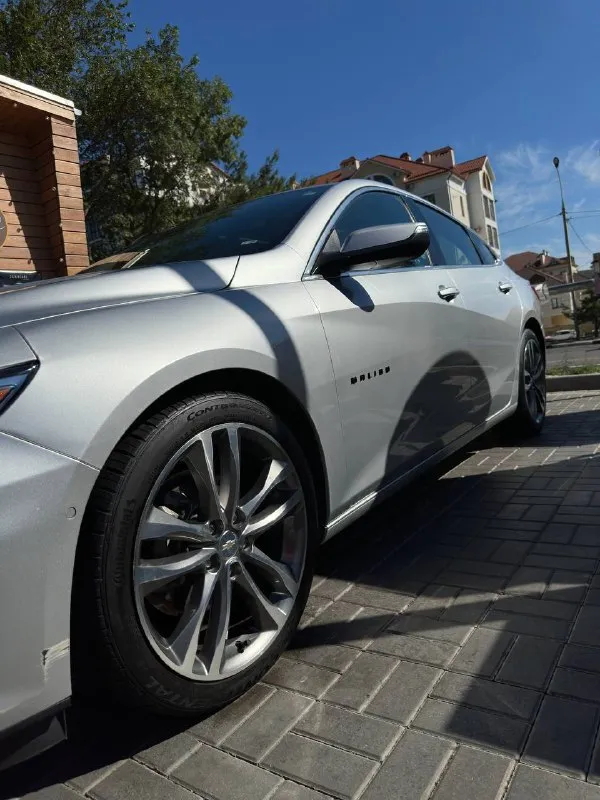 Chevrolet malibu (2020) premier. 2t ( 251л. с). собственник, не перекуп. владею автомобилем уже два года. машина полностью обслужена, родной пробег 188.000 км. замена масел/фильтров каждые 5-6 тысяч км. максимальная комплектация: - кожаный салон - камера заднего вида - датчик света - датчик дождя - парктроники - сенсорный дисплей ( carplay / android auto ) - подогрев передних / задних сидений - подогрев руля - панорама ( электр. ) любые проверки за ваш счет. территориально: г. макеевка +79528177321 ( telegram / what’s app ) цена: 2.300.000 руб. 📞 звоните: +7(952)8177321 - фотография - 9