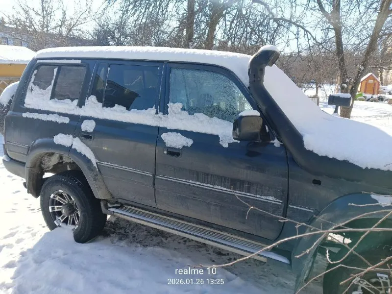 Продам легенду toyota land cruiser 80 (рестайлинг) легендарный внедорожник, который не нуждается в представлении 🔥 надёжный, мощный и проверенный временем. 🔹 год выпуска: 1996 🔹 рестайлинг 🔹 двигатель: 4.5 бензин 🔹 кпп: механика 🔹 документы: полный порядок, без проблем 🔹 салон: новая торпеда 🔹 безопасность: подушки безопасности 🔹 ходовая часть перебребранная автомобиль в хорошем состоянии, готов к эксплуатации — как для города, так и для бездорожья. 💰 цена: 1 700 000 ₽ 🤝 торг: уместен при осмотре 📷 осмотр в г. докучаевск 📞 телефон: +7 949 612-44-38 📞 звоните: +7(949)6124438 - фотография - 7