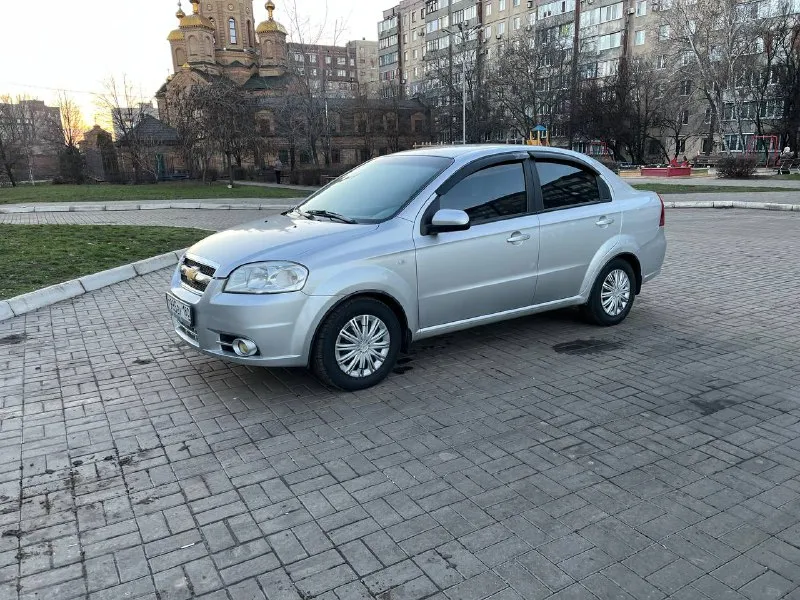 Цена - 600 000, торг. телефон +7 (949) 456-49-91 продам chevrolet aveo ( chevrolet авео), 1.6 л. в хорошем состоянии. машина 2008 года выпуска, куплена новой в 2009 году в салоне. родной пробег 113 тыс. км. один хозяин! в одной семье, все время хранится в гараже, обслужена (подходит замена сцепления), летом перебиралась подвеска (с этого времени проехала 5 тыс. км. ), замена масла каждые 7-8 тыс. км. (пробег за год), масло от замены до замены не ест. без обременений, залогов и прочего, ездили аккуратно. в машине есть кондиционер, гидроусилитель руля, подушки безопасности, abs (работает отлично), передние электростеклоподъемники, магнитола, запаска. установлен газ (на месте запаски), вписан в стс, на машине покрышки зимние triangle snow lion (185/65/14). комплект летней резины kumho ecowing ржавчины ноль, эксплуатировалась аккуратно. состояние салона практически как у новой, можно сделать химчистку дверных карт (никто не курил), сидения в идеале (постоянно под чехлами). до 📞 звоните: +7(949)4564991 - фотография - 2