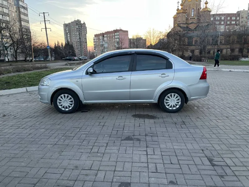 Цена - 600 000, торг. телефон +7 (949) 456-49-91 продам chevrolet aveo ( chevrolet авео), 1.6 л. в хорошем состоянии. машина 2008 года выпуска, куплена новой в 2009 году в салоне. родной пробег 113 тыс. км. один хозяин! в одной семье, все время хранится в гараже, обслужена (подходит замена сцепления), летом перебиралась подвеска (с этого времени проехала 5 тыс. км. ), замена масла каждые 7-8 тыс. км. (пробег за год), масло от замены до замены не ест. без обременений, залогов и прочего, ездили аккуратно. в машине есть кондиционер, гидроусилитель руля, подушки безопасности, abs (работает отлично), передние электростеклоподъемники, магнитола, запаска. установлен газ (на месте запаски), вписан в стс, на машине покрышки зимние triangle snow lion (185/65/14). комплект летней резины kumho ecowing ржавчины ноль, эксплуатировалась аккуратно. состояние салона практически как у новой, можно сделать химчистку дверных карт (никто не курил), сидения в идеале (постоянно под чехлами). до 📞 звоните: +7(949)4564991 - фотография - 3