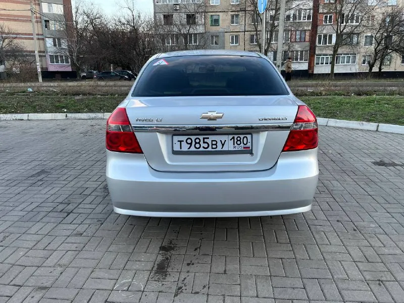 Цена - 600 000, торг. телефон +7 (949) 456-49-91 продам chevrolet aveo ( chevrolet авео), 1.6 л. в хорошем состоянии. машина 2008 года выпуска, куплена новой в 2009 году в салоне. родной пробег 113 тыс. км. один хозяин! в одной семье, все время хранится в гараже, обслужена (подходит замена сцепления), летом перебиралась подвеска (с этого времени проехала 5 тыс. км. ), замена масла каждые 7-8 тыс. км. (пробег за год), масло от замены до замены не ест. без обременений, залогов и прочего, ездили аккуратно. в машине есть кондиционер, гидроусилитель руля, подушки безопасности, abs (работает отлично), передние электростеклоподъемники, магнитола, запаска. установлен газ (на месте запаски), вписан в стс, на машине покрышки зимние triangle snow lion (185/65/14). комплект летней резины kumho ecowing ржавчины ноль, эксплуатировалась аккуратно. состояние салона практически как у новой, можно сделать химчистку дверных карт (никто не курил), сидения в идеале (постоянно под чехлами). до 📞 звоните: +7(949)4564991 - фотография - 4