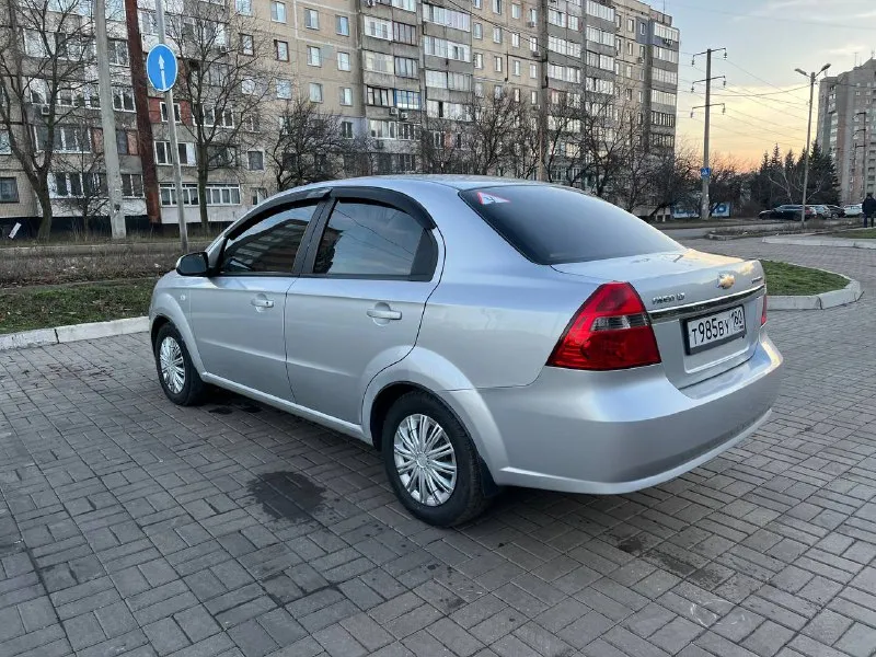 Цена - 600 000, торг. телефон +7 (949) 456-49-91 продам chevrolet aveo ( chevrolet авео), 1.6 л. в хорошем состоянии. машина 2008 года выпуска, куплена новой в 2009 году в салоне. родной пробег 113 тыс. км. один хозяин! в одной семье, все время хранится в гараже, обслужена (подходит замена сцепления), летом перебиралась подвеска (с этого времени проехала 5 тыс. км. ), замена масла каждые 7-8 тыс. км. (пробег за год), масло от замены до замены не ест. без обременений, залогов и прочего, ездили аккуратно. в машине есть кондиционер, гидроусилитель руля, подушки безопасности, abs (работает отлично), передние электростеклоподъемники, магнитола, запаска. установлен газ (на месте запаски), вписан в стс, на машине покрышки зимние triangle snow lion (185/65/14). комплект летней резины kumho ecowing ржавчины ноль, эксплуатировалась аккуратно. состояние салона практически как у новой, можно сделать химчистку дверных карт (никто не курил), сидения в идеале (постоянно под чехлами). до 📞 звоните: +7(949)4564991 - фотография - 5