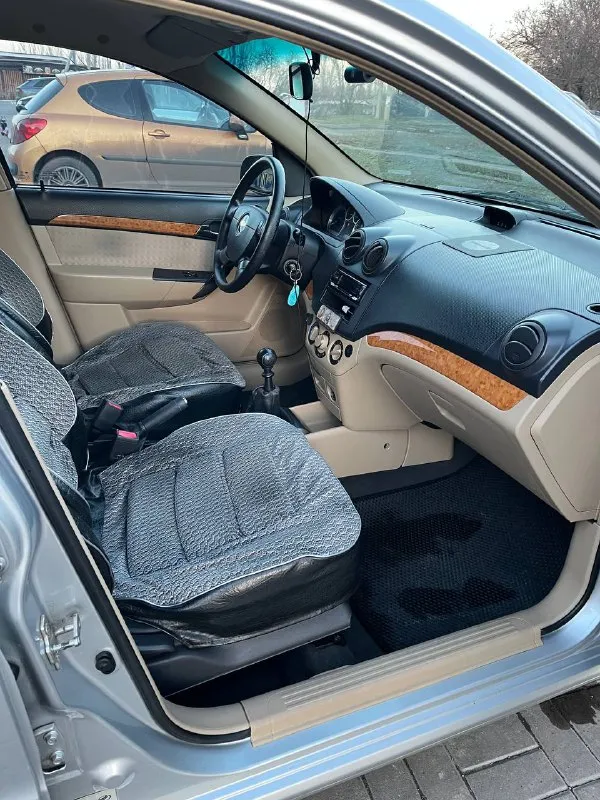 Цена - 600 000, торг. телефон +7 (949) 456-49-91 продам chevrolet aveo ( chevrolet авео), 1.6 л. в хорошем состоянии. машина 2008 года выпуска, куплена новой в 2009 году в салоне. родной пробег 113 тыс. км. один хозяин! в одной семье, все время хранится в гараже, обслужена (подходит замена сцепления), летом перебиралась подвеска (с этого времени проехала 5 тыс. км. ), замена масла каждые 7-8 тыс. км. (пробег за год), масло от замены до замены не ест. без обременений, залогов и прочего, ездили аккуратно. в машине есть кондиционер, гидроусилитель руля, подушки безопасности, abs (работает отлично), передние электростеклоподъемники, магнитола, запаска. установлен газ (на месте запаски), вписан в стс, на машине покрышки зимние triangle snow lion (185/65/14). комплект летней резины kumho ecowing ржавчины ноль, эксплуатировалась аккуратно. состояние салона практически как у новой, можно сделать химчистку дверных карт (никто не курил), сидения в идеале (постоянно под чехлами). до 📞 звоните: +7(949)4564991 - фотография - 7