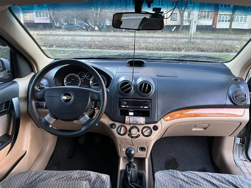 Цена - 600 000, торг. телефон +7 (949) 456-49-91 продам chevrolet aveo ( chevrolet авео), 1.6 л. в хорошем состоянии. машина 2008 года выпуска, куплена новой в 2009 году в салоне. родной пробег 113 тыс. км. один хозяин! в одной семье, все время хранится в гараже, обслужена (подходит замена сцепления), летом перебиралась подвеска (с этого времени проехала 5 тыс. км. ), замена масла каждые 7-8 тыс. км. (пробег за год), масло от замены до замены не ест. без обременений, залогов и прочего, ездили аккуратно. в машине есть кондиционер, гидроусилитель руля, подушки безопасности, abs (работает отлично), передние электростеклоподъемники, магнитола, запаска. установлен газ (на месте запаски), вписан в стс, на машине покрышки зимние triangle snow lion (185/65/14). комплект летней резины kumho ecowing ржавчины ноль, эксплуатировалась аккуратно. состояние салона практически как у новой, можно сделать химчистку дверных карт (никто не курил), сидения в идеале (постоянно под чехлами). до 📞 звоните: +7(949)4564991 - фотография - 8