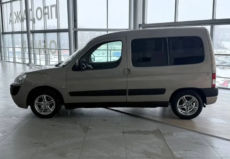 Ситроен берлинго пасажир. год 2007 объем 1.4 механика пробег 239т, км кондиционер, стеклоподъемник, центральный замок, подогрев сидений, гидроусилитель руля, в хорошем состояний все как на фото двигатель коробка без нареканий, хороший робочий и семейный автомобиль. г. мариуполь цена 420т, руб торг. тел: +79495806290 тел: +79613130222 - фотография - 5