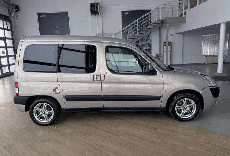 Ситроен берлинго пасажир. год 2007 объем 1.4 механика пробег 239т, км кондиционер, стеклоподъемник, центральный замок, подогрев сидений, гидроусилитель руля, в хорошем состояний все как на фото двигатель коробка без нареканий, хороший робочий и семейный автомобиль. г. мариуполь цена 420т, руб торг. тел: +79495806290 тел: +79613130222 - фотография - 6