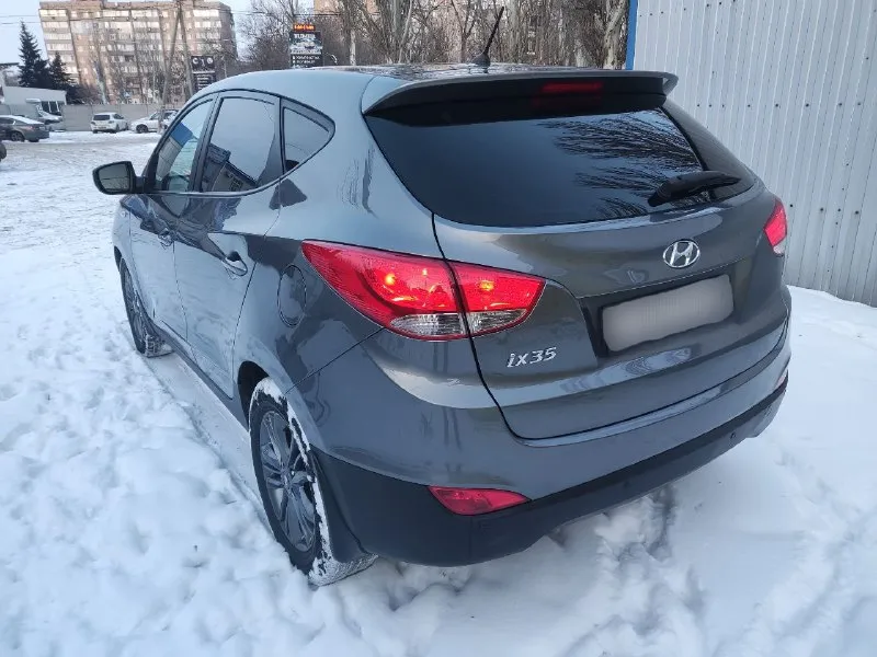 Hyundai ix 35 год выпуска - 2015. пробег - 145.100км. двигатель - 2.0 бензин. кпп-автоматическая aisin. автомобиль в прекрасном состоянии пробег 145.100 оригинальный 💯% мотор работает как часики масло не расходует акпп без нареканий ходовая часть плотная без посторонних шумов едет бодро свеже установлено гбо последнего поколение зарегистрировано в мрэо кузов без вмятин и царапин дно пороги стаканы все целое чистый опрятный салон хорошая комплектация подогрев всех сидений зеркал/заднего стекла 2х зонный климат контроль эл зеркала 4эл стеклоподъёмники мульти руль круиз контроль датчик света/дождя abs ebd esp и. т.д юридически кристально чист 2 собственника 2 ключа любое оформление в мрэо учёт рф цена 1.370т. р осмотр г донецк +79494937644 - фотография - 2