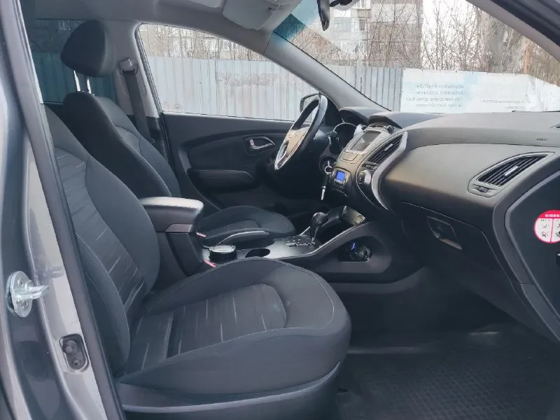 Hyundai ix 35 год выпуска - 2015. пробег - 145.100км. двигатель - 2.0 бензин. кпп-автоматическая aisin. автомобиль в прекрасном состоянии пробег 145.100 оригинальный 💯% мотор работает как часики масло не расходует акпп без нареканий ходовая часть плотная без посторонних шумов едет бодро свеже установлено гбо последнего поколение зарегистрировано в мрэо кузов без вмятин и царапин дно пороги стаканы все целое чистый опрятный салон хорошая комплектация подогрев всех сидений зеркал/заднего стекла 2х зонный климат контроль эл зеркала 4эл стеклоподъёмники мульти руль круиз контроль датчик света/дождя abs ebd esp и. т.д юридически кристально чист 2 собственника 2 ключа любое оформление в мрэо учёт рф цена 1.370т. р осмотр г донецк +79494937644 - фотография - 6
