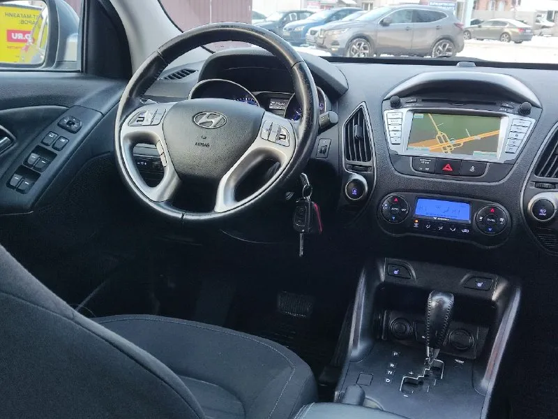 Hyundai ix 35 год выпуска - 2015. пробег - 145.100км. двигатель - 2.0 бензин. кпп-автоматическая aisin. автомобиль в прекрасном состоянии пробег 145.100 оригинальный 💯% мотор работает как часики масло не расходует акпп без нареканий ходовая часть плотная без посторонних шумов едет бодро свеже установлено гбо последнего поколение зарегистрировано в мрэо кузов без вмятин и царапин дно пороги стаканы все целое чистый опрятный салон хорошая комплектация подогрев всех сидений зеркал/заднего стекла 2х зонный климат контроль эл зеркала 4эл стеклоподъёмники мульти руль круиз контроль датчик света/дождя abs ebd esp и. т.д юридически кристально чист 2 собственника 2 ключа любое оформление в мрэо учёт рф цена 1.370т. р осмотр г донецк +79494937644 - фотография - 7