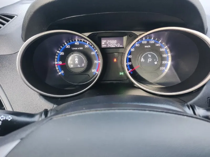 Hyundai ix 35 год выпуска - 2015. пробег - 145.100км. двигатель - 2.0 бензин. кпп-автоматическая aisin. автомобиль в прекрасном состоянии пробег 145.100 оригинальный 💯% мотор работает как часики масло не расходует акпп без нареканий ходовая часть плотная без посторонних шумов едет бодро свеже установлено гбо последнего поколение зарегистрировано в мрэо кузов без вмятин и царапин дно пороги стаканы все целое чистый опрятный салон хорошая комплектация подогрев всех сидений зеркал/заднего стекла 2х зонный климат контроль эл зеркала 4эл стеклоподъёмники мульти руль круиз контроль датчик света/дождя abs ebd esp и. т.д юридически кристально чист 2 собственника 2 ключа любое оформление в мрэо учёт рф цена 1.370т. р осмотр г донецк +79494937644 - фотография - 8