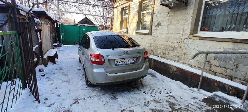 Продам лада гранта, 2015 г. , 8- ми клапан. ,198000- пробег. все сделано. цена 450 т, торг. сел и поехал. летняя резина на железных дисках прилагается. звонить +79493135413 - фотография - 2