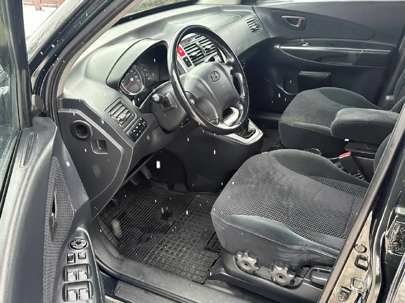 Продам hyundai tucson 2.0 бензин полный привод год выпуска 2007 коробка механика пробег 191000 тысячи в идеальном состоянии без рыжиков без дтп без вмятин без царапин по двигателю вся идеальная не троит не дымит масло не кушает коробка работает идеально не выбивает не хрустит всё скорости работают идеально подвеска вся обслужена ничего не стучит не гремит салон чистый ухоженный по комплектации имеется климат контроль работает бортовой компьютер подогрев сидений подогрев зеркал 4 стеклоподъемник и многое другое цена 895 000 +79494581808 📞 звоните: +7(949)4581808 - фотография - 7