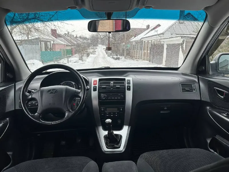 Продам hyundai tucson 2.0 бензин полный привод год выпуска 2007 коробка механика пробег 191000 тысячи в идеальном состоянии без рыжиков без дтп без вмятин без царапин по двигателю вся идеальная не троит не дымит масло не кушает коробка работает идеально не выбивает не хрустит всё скорости работают идеально подвеска вся обслужена ничего не стучит не гремит салон чистый ухоженный по комплектации имеется климат контроль работает бортовой компьютер подогрев сидений подогрев зеркал 4 стеклоподъемник и многое другое цена 895 000 +79494581808 📞 звоните: +7(949)4581808 - фотография - 8