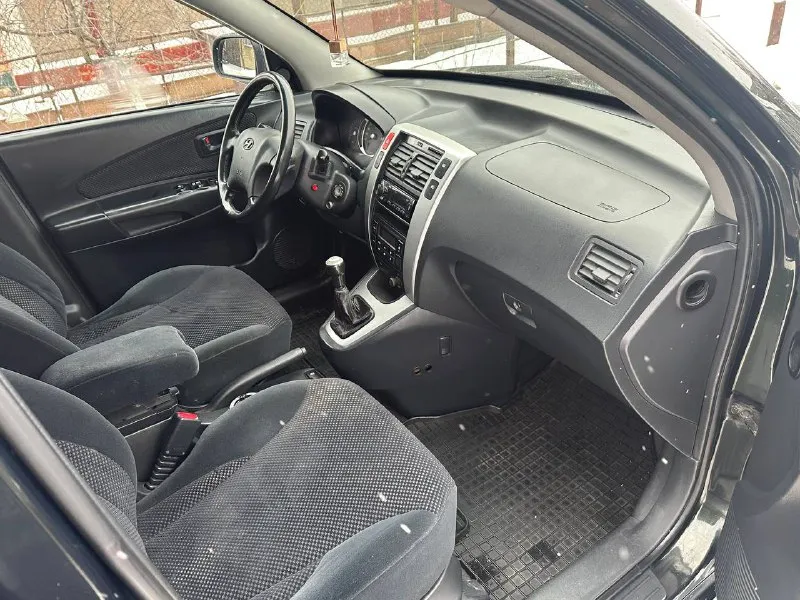 Продам hyundai tucson 2.0 бензин полный привод год выпуска 2007 коробка механика пробег 191000 тысячи в идеальном состоянии без рыжиков без дтп без вмятин без царапин по двигателю вся идеальная не троит не дымит масло не кушает коробка работает идеально не выбивает не хрустит всё скорости работают идеально подвеска вся обслужена ничего не стучит не гремит салон чистый ухоженный по комплектации имеется климат контроль работает бортовой компьютер подогрев сидений подогрев зеркал 4 стеклоподъемник и многое другое цена 895 000 +79494581808 📞 звоните: +7(949)4581808 - фотография - 9