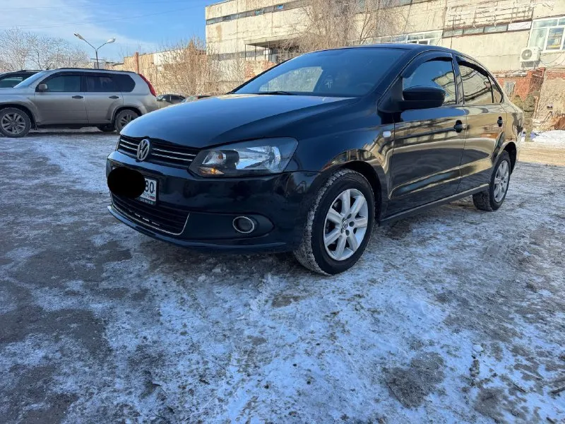 Продам срочно фольксваген поло 2011 года выпуска в хорошем состоянии комплектация полная всё работает без нареканий цена 730 торг возможен обмен с вашей доплатой +79494548896 - фотография - 2
