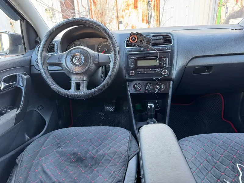 Продам срочно фольксваген поло 2011 года выпуска в хорошем состоянии комплектация полная всё работает без нареканий цена 730 торг возможен обмен с вашей доплатой +79494548896 - фотография - 5