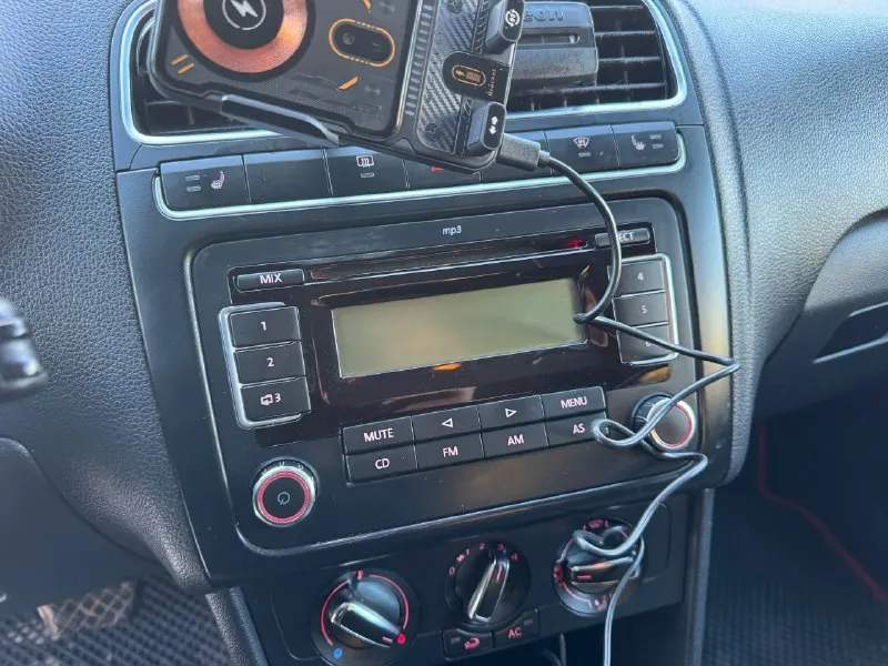 Продам срочно фольксваген поло 2011 года выпуска в хорошем состоянии комплектация полная всё работает без нареканий цена 730 торг возможен обмен с вашей доплатой +79494548896 - фотография - 7