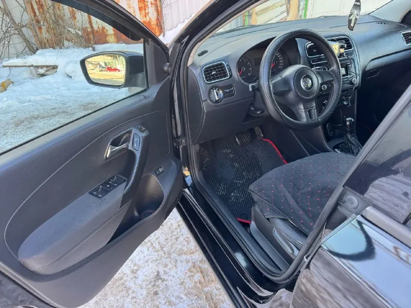 Продам срочно фольксваген поло 2011 года выпуска в хорошем состоянии комплектация полная всё работает без нареканий цена 730 торг возможен обмен с вашей доплатой +79494548896 - фотография - 8