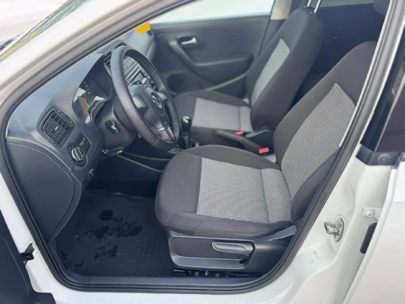 Продам volkswagen polo 2015 г. объем двигателя 1.6 коробка механика пяти ступка автомобиль в отличном состоянии подогрев сидений передняя заднего стекла лобового кондиционер электро зеркала подогрев зеркал родной пробег 148 000 км автомобиль полностью весь обслуживания вложений никаких не требует я хозяин цена 870 000 руб. телефон +7 949 484 37 35 - фотография - 9