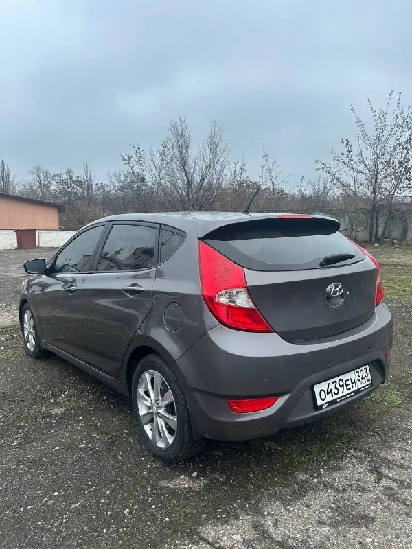 Hyundai солярис 1.6 ат 2012 год оригинальный пробег 142.000 км зелёная автотека ✅ 3 владельца 2 ключа сделана шумоизоляция (двери, пол) климат контроль, мультируль, 4 стеклоподъемника, подогрев лобового и заднего стекла, датчик дождя резина лето 2025 года, зиму также отдам в комплекте в идеале, течей, запотеваний нет, масло не ест, не дизелит коробка работает отлично во всех положениях кузов в хорошем состоянии, без рыжиков, царапин, вмятин и притертостей, днище без ржи и гнили салон также без изъянов проверки на любом сто приветствуются цена 830.000 руб осмотр г. донецк звоните в любое время +79496082252. 📞 звоните: +7(949)6082252 - фотография - 4