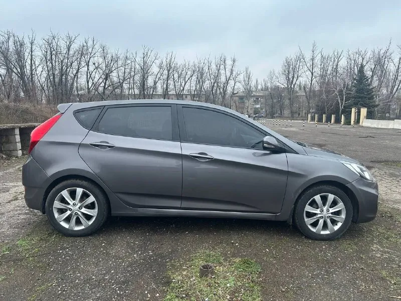 Hyundai солярис 1.6 ат 2012 год оригинальный пробег 142.000 км зелёная автотека ✅ 3 владельца 2 ключа сделана шумоизоляция (двери, пол) климат контроль, мультируль, 4 стеклоподъемника, подогрев лобового и заднего стекла, датчик дождя резина лето 2025 года, зиму также отдам в комплекте в идеале, течей, запотеваний нет, масло не ест, не дизелит коробка работает отлично во всех положениях кузов в хорошем состоянии, без рыжиков, царапин, вмятин и притертостей, днище без ржи и гнили салон также без изъянов проверки на любом сто приветствуются цена 830.000 руб осмотр г. донецк звоните в любое время +79496082252. 📞 звоните: +7(949)6082252 - фотография - 6