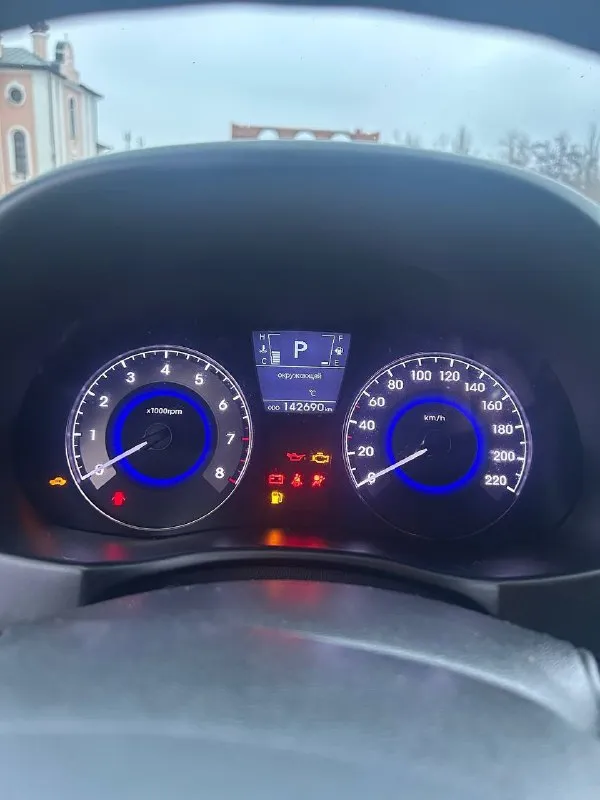 Hyundai солярис 1.6 ат 2012 год оригинальный пробег 142.000 км зелёная автотека ✅ 3 владельца 2 ключа сделана шумоизоляция (двери, пол) климат контроль, мультируль, 4 стеклоподъемника, подогрев лобового и заднего стекла, датчик дождя резина лето 2025 года, зиму также отдам в комплекте в идеале, течей, запотеваний нет, масло не ест, не дизелит коробка работает отлично во всех положениях кузов в хорошем состоянии, без рыжиков, царапин, вмятин и притертостей, днище без ржи и гнили салон также без изъянов проверки на любом сто приветствуются цена 830.000 руб осмотр г. донецк звоните в любое время +79496082252. 📞 звоните: +7(949)6082252 - фотография - 8