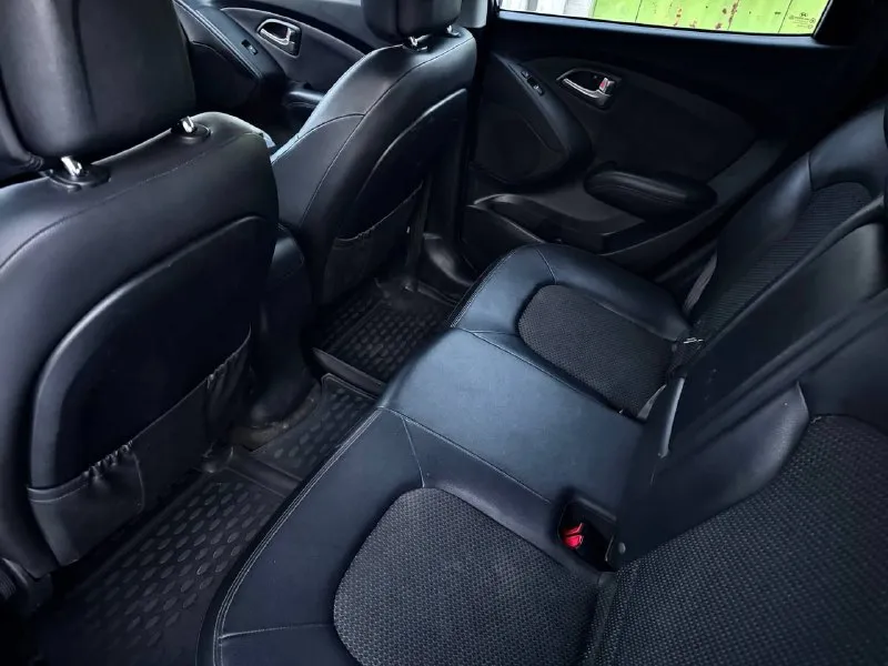 Продам hyundai ix35 2012года 1 владелец по птс!! 2.0 пробег 176 в идеальном состоянии 4wd масло заменено полная кожа 4 стекло подъемника 4х зонный климат контроль подогрев лобового и заднего стекла стекла все стекла в круг родные !!!!! хорошая музыка опрятный салон осмотр г. донецк оформление в мрэо цена 1.270 +79495363176 📞 звоните: +7(949)5363176 - фотография - 4