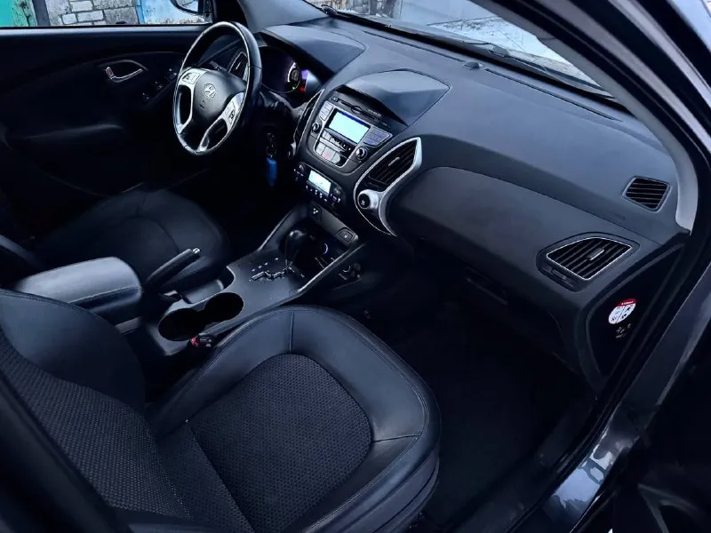 Продам hyundai ix35 2012года 1 владелец по птс!! 2.0 пробег 176 в идеальном состоянии 4wd масло заменено полная кожа 4 стекло подъемника 4х зонный климат контроль подогрев лобового и заднего стекла стекла все стекла в круг родные !!!!! хорошая музыка опрятный салон осмотр г. донецк оформление в мрэо цена 1.270 +79495363176 📞 звоните: +7(949)5363176 - фотография - 6