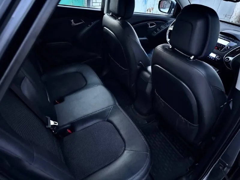 Продам hyundai ix35 2012года 1 владелец по птс!! 2.0 пробег 176 в идеальном состоянии 4wd масло заменено полная кожа 4 стекло подъемника 4х зонный климат контроль подогрев лобового и заднего стекла стекла все стекла в круг родные !!!!! хорошая музыка опрятный салон осмотр г. донецк оформление в мрэо цена 1.270 +79495363176 📞 звоните: +7(949)5363176 - фотография - 8