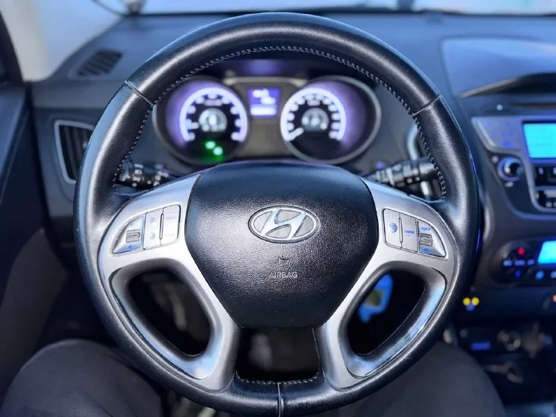 Продам hyundai ix35 2012года 1 владелец по птс!! 2.0 пробег 176 в идеальном состоянии 4wd масло заменено полная кожа 4 стекло подъемника 4х зонный климат контроль подогрев лобового и заднего стекла стекла все стекла в круг родные !!!!! хорошая музыка опрятный салон осмотр г. донецк оформление в мрэо цена 1.270 +79495363176 📞 звоните: +7(949)5363176 - фотография - 9