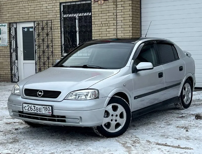Продаю автомобиль opel astra g в превосходном состоянии! год выпуска 1999.он был привезён из германии 2017 году, и его родной пробег составляет 260 тысяч километров. птс оригинал, кузов не участвовал в дтп и полностью оцинкован. автомобиль полностью обслужен и не требует дополнительных вложений в ближайшее время. недавно было проведено полное техническое обслуживание с заменой грм, помпы, масла, фильтров и свечей. геометрия кузова идеальна, а система безопасности находится в полном порядке — такие автомобили можно встретить нечасто. двигатель объёмом 1,6 литра работает как часы — тихо и без расхода масла. механическая коробка передач переключается мягко и легко, а ходовая часть не издаёт никаких стуков, новая зимняя резина. в комплектацию входят кондиционер, который заправлен и исправно функционирует, электрические стеклоподъёмники, подогрев сидений, бортовой компьютер, гидроусилитель руля, подушки безопасности airbag, abs, и заводская сигнализация. к 📲 tg: @svidchenko555 📞 звоните: +7(949)4355183 - фотография - 2
